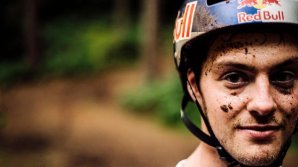 Британский райдер Мэтт Джонс соорудил трассу с препятствиями во дворе своего дома