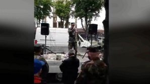 Ветераны вышли на протест к зданиям парламента и президентуры: проезжая часть заблокирована (ВИДЕО)