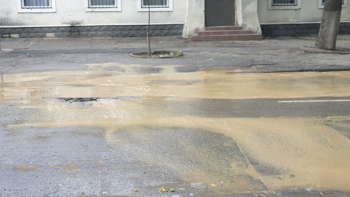 Коммунальная авария на одной из центральных улиц столицы: вся проезжая часть залита водой (ФОТО, ВИДЕО)