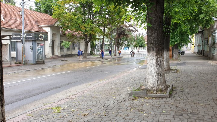 Коммунальная авария на одной из центральных улиц столицы: вся проезжая часть залита водой (ФОТО, ВИДЕО)