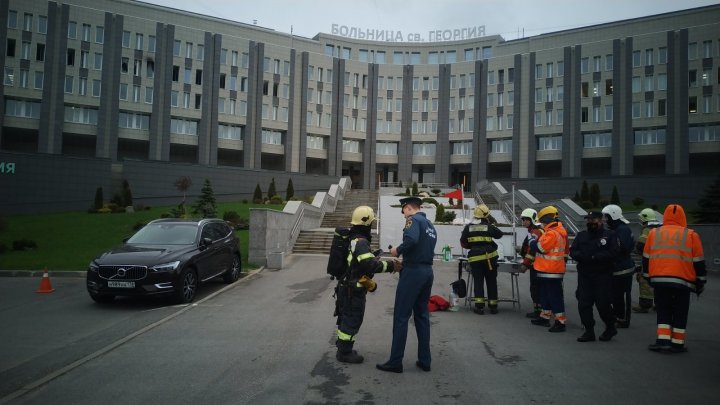 "Ошалеть! Какой дым черный идет": в одной из больниц Санкт-Петербурга вспыхнул пожар (ВИДЕО)