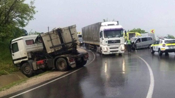 Прицеп вынесло "на встречку": минивэн с пассажирами врезался в грузовик в Оргеевском районе 