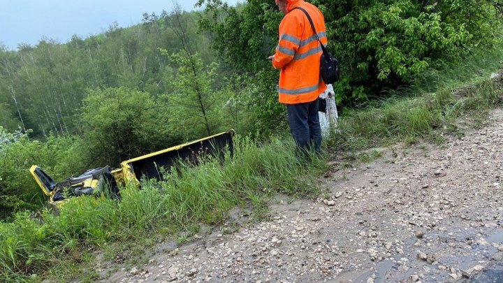 Недалеко от кладбища Святого Лазаря перевернулся грузовик (ФОТО, ВИДЕО)