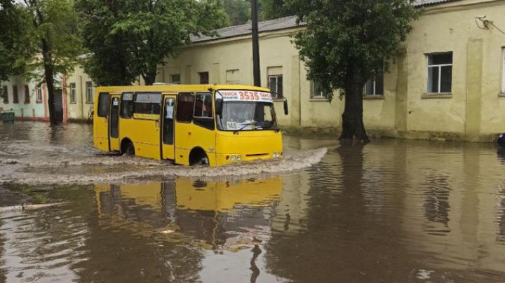 Одессу затопило: авто "плавают" в воде, из ливневок бьют настоящие фонтаны (ФОТО, ВИДЕО)