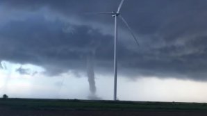 Разгул стихии в Украине: на Херсонскую область обрушились ливни, град и даже смерч (ВИДЕО)