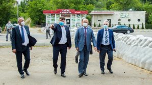 Додон проинспектировал временную дамбу, оборудованную на берегу Днестра в Сорокском районе