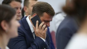 И пусть весь мир подождёт: Андрей Нэстасе прервал телеэфир, чтобы сделать звонок