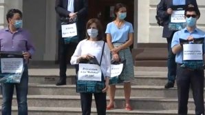 Пикет с пакетами: партия "Действие и солидарность" провела акцию протеста у Генпрокуратуры