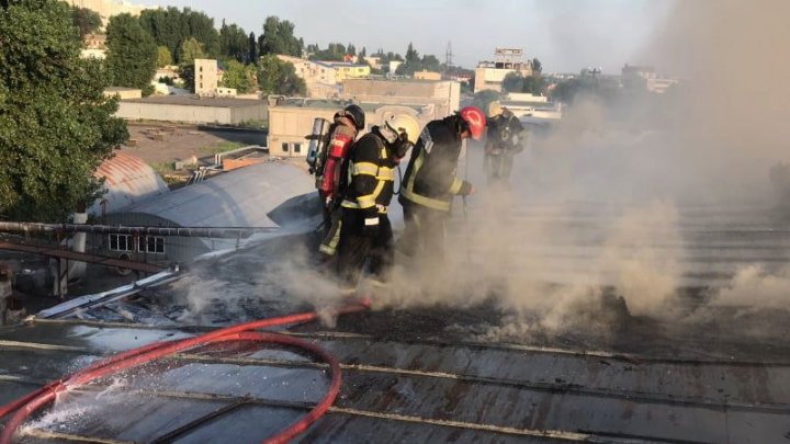 Пожар в столице: шесть спецбригад тушили крышу здания на Заводской (ФОТО)