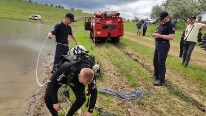 Машину вытащили, а водителя не спасли: в Чимишлии 42-летний мужчина утонул, угодив в озеро (ФОТО)