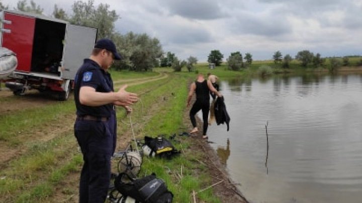 Машину вытащили, а водителя не спасли: в Чимишлии 42-летний мужчина утонул, угодив в озеро (ФОТО)