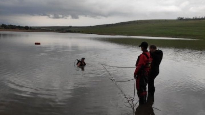 Машину вытащили, а водителя не спасли: в Чимишлии 42-летний мужчина утонул, угодив в озеро (ФОТО)