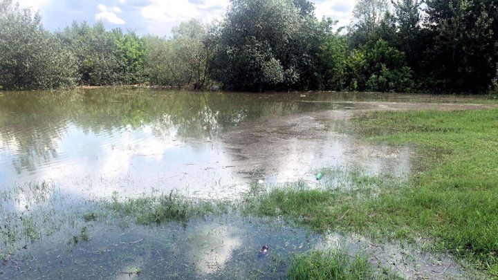 Затоплено одно из сел Унгенского района: вода накрыла дороги, размыла огороды (ФОТО)