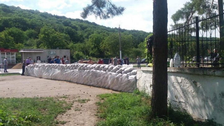 Повышение уровня воды в Днестре: в Вадул-луй-Водэ спасатели возвели километр защитной стены (ФОТО)