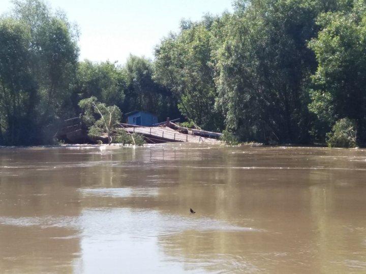 В погоне за дрейфующим по Днестру паромом: спасатели успешно завершили операцию (ФОТО)