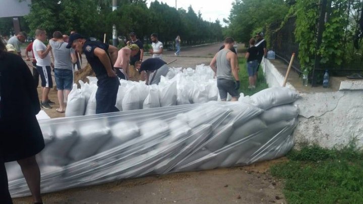 Повышение уровня воды в Днестре: в Вадул-луй-Водэ спасатели возвели километр защитной стены (ФОТО)