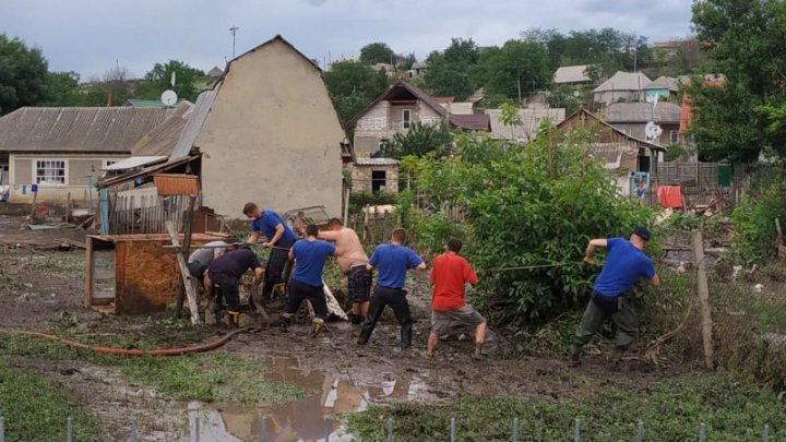 Разгул стихии в Молдове: в Ниспоренском районе размыло дороги, в Яловенском - затопило колодцы и огороды