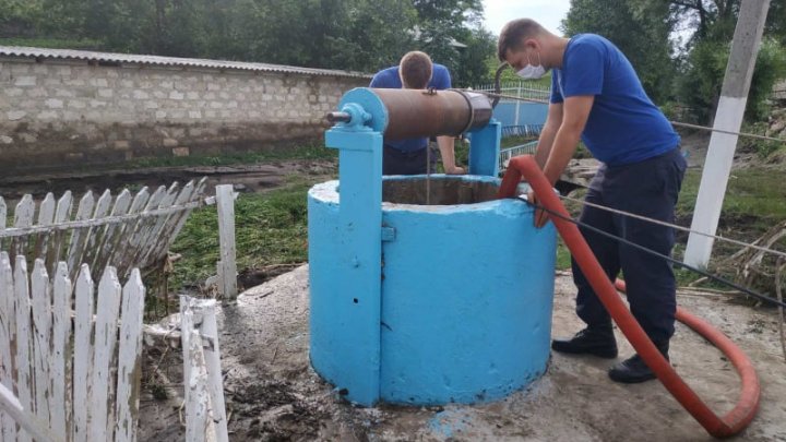 Разгул стихии в Молдове: в Ниспоренском районе размыло дороги, в Яловенском - затопило колодцы и огороды