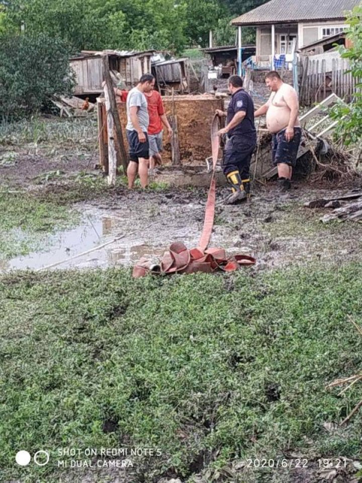 Разгул стихии в Молдове: в Ниспоренском районе размыло дороги, в Яловенском - затопило колодцы и огороды