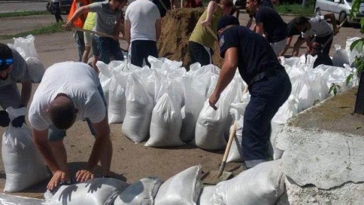 Повышение уровня воды в Днестре: в Вадул-луй-Водэ спасатели возвели километр защитной стены (ФОТО)