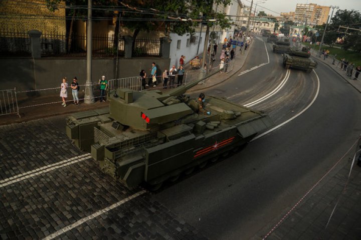 Первая репетиция Парада Победы в Москве в период пандемии: все военные в масках и перчатках (ФОТО, ВИДЕО)