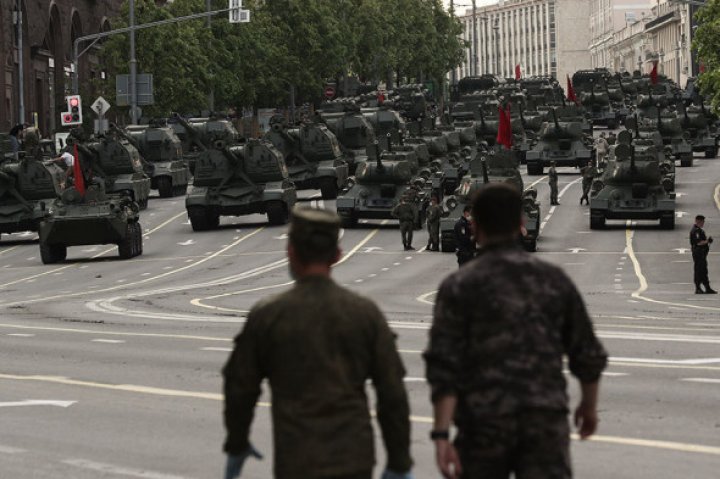 Первая репетиция Парада Победы в Москве в период пандемии: все военные в масках и перчатках (ФОТО, ВИДЕО)