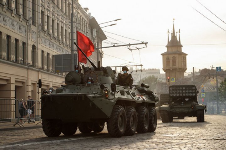 Первая репетиция Парада Победы в Москве в период пандемии: все военные в масках и перчатках (ФОТО, ВИДЕО)