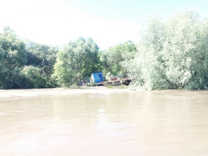 В погоне за дрейфующим по Днестру паромом: спасатели успешно завершили операцию (ФОТО)