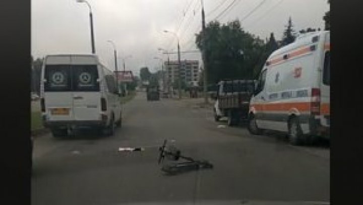 В столице водитель легковушки сбил мужчину на электроскутере: пострадавший в коме