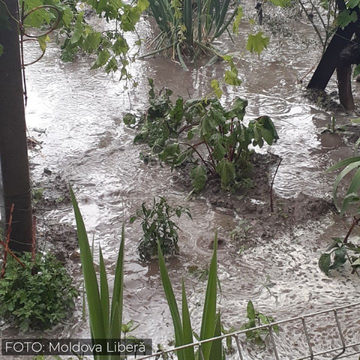 Непогода в Кагульском районе: за жарой пришел ливень с градом (ФОТО)