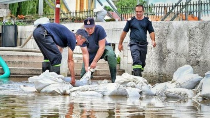 В Румынии несколько рек вышли из берегов: разрушены мосты, размыты дороги, повреждены линии электропередачи