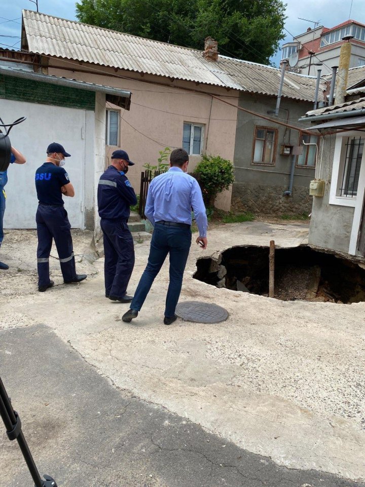 ШОК! У жилого дома в центре столицы обвалилось крыльцо (ФОТО)