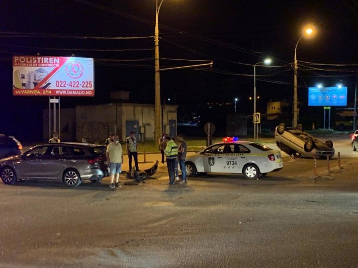 ДТП в столице: две легковушки не смогли разъехаться на "кругу" (ФОТО)