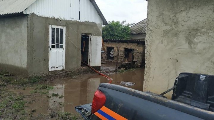 Утренний ливень затопил село в Глодянском районе (ФОТО)