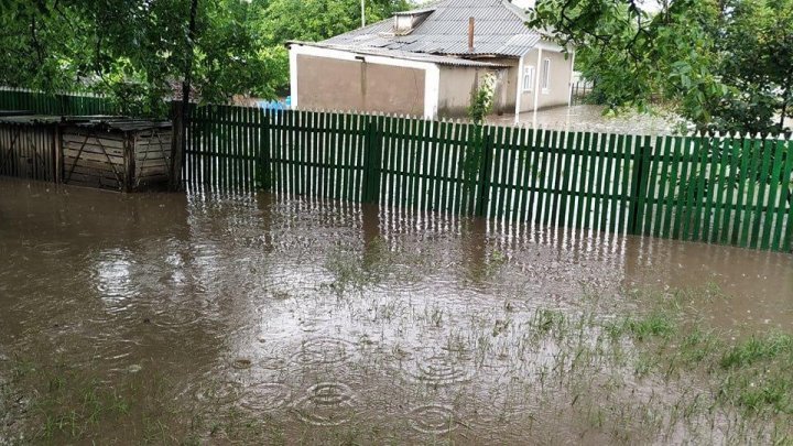 Утренний ливень затопил село в Глодянском районе (ФОТО)