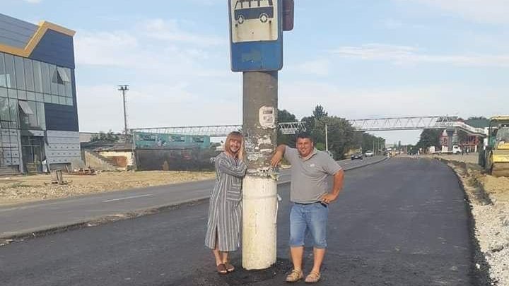 Теперь это местная достопримечательность: столб посреди дороги в Страшенах стал поводом для шуток (ФОТО)