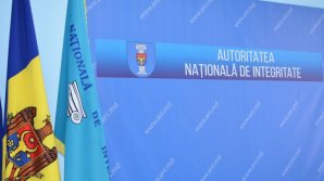 Бывшего демократа заподозрили в незаконном совмещении трех должностей 