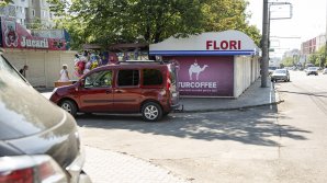 Столичный рынок "Дельфин" останется без цветочных киосков: продавцы говорят, что их никто не оповестил