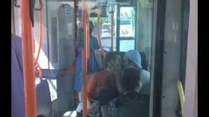 Двое влюбленных решили не стесняться чувств в общественном транспорте (ВИДЕО)