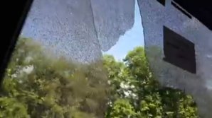 Поездка под треск стекла: в столичном автобусе с пассажирами неожиданно разбилось окно (ВИДЕО)