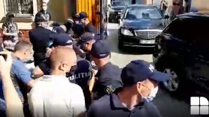 Перепалка и стычка у президентуры (ВИДЕО)