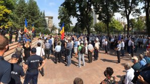 Десятки ветеранов войны на Днестре вышли на протест перед парламентом (ФОТО, ВИДЕО)