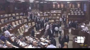 Заседание парламента превратилось в балаган: депутаты едва не подрались