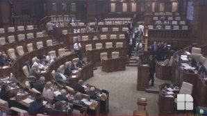 Ион Кику в парламенте: крики "Позор", выход из зала депутатов оппозиции и 10-минутный перерыв