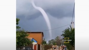 Смерч распугал отдыхающих на пляже в Краснодарском крае 