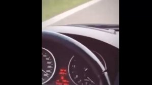 В соцсетях появился ролик, как девушка за рулем BMW разогналась до 240 км в час (ВИДЕО)