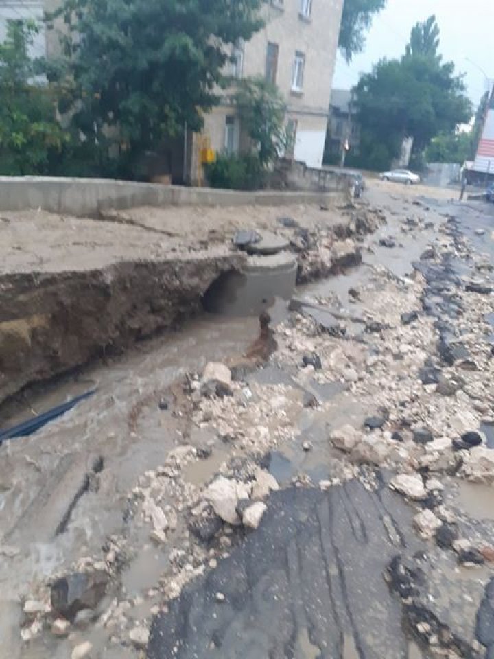 Ливень, не стихавший всю ночь, нанес немалый ущерб столице: на одной из улиц образовался кратер (ФОТО, ВИДЕО)