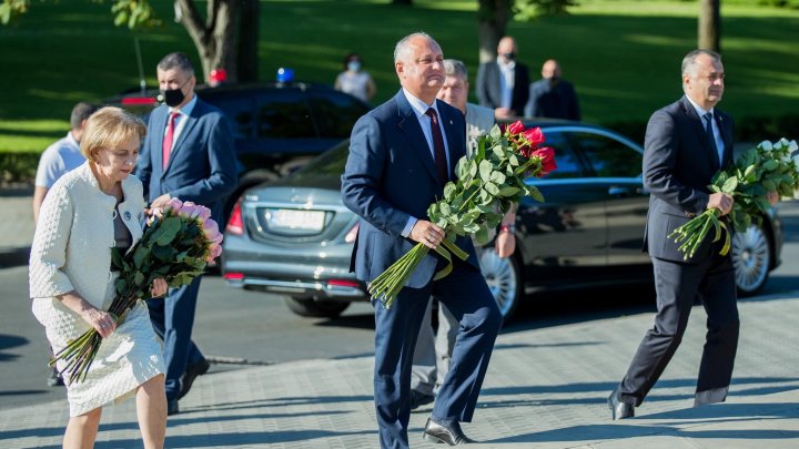 Почтили память господаря: представители власти возложили цветы к памятнику Штефану чел Маре (ФОТО)