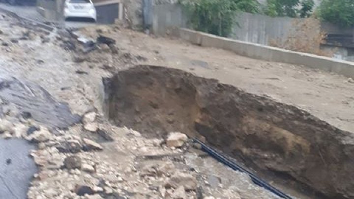 Ливень, не стихавший всю ночь, нанес немалый ущерб столице: на одной из улиц образовался кратер (ФОТО, ВИДЕО)