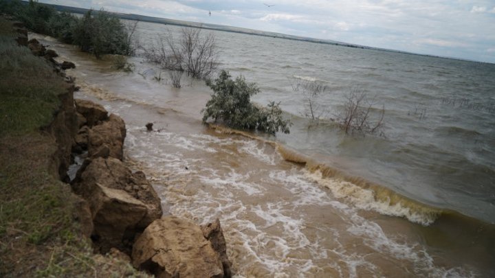 Риск наводнений в Кагульском районе: защитная дамба "трещит по швам" (ФОТО)